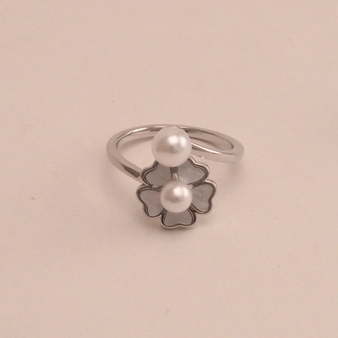 Ani. flor perlas rodio graduable - RRS716