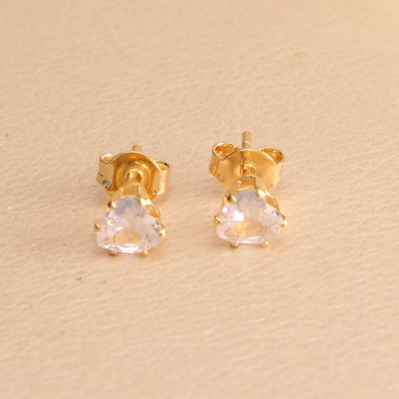 Top. Circon Corazon Mini Oro Laminado 0.3 Cm - TOG607 - Foto 1